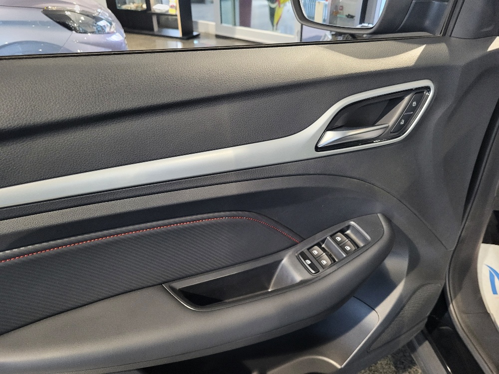 MG ZS 1.5 106cv LUXURY – KM0 – OK NEOPATENTATI