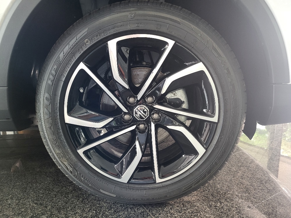 MG ZS 1.5 106cv LUXURY – KM0 – OK NEOPATENTATI