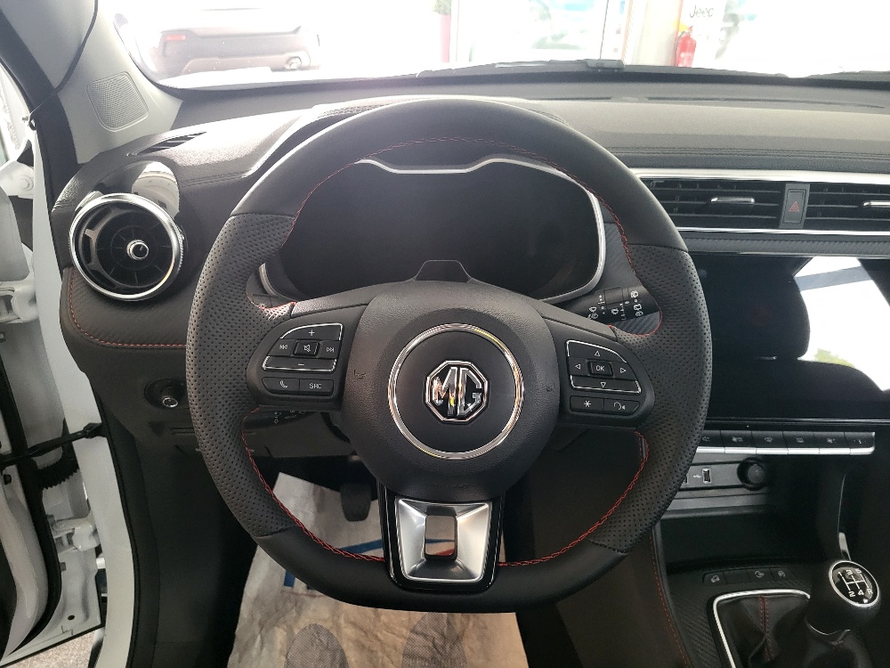 MG ZS 1.5 106cv LUXURY – KM0 – OK NEOPATENTATI