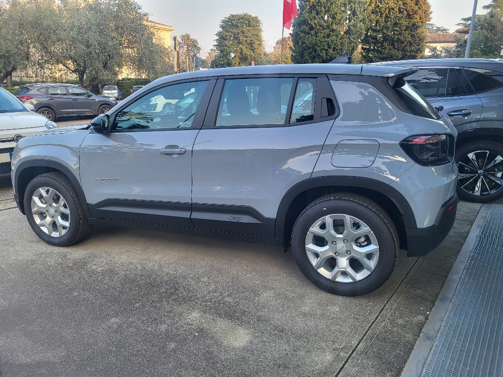 JEEP AVENGER 1.2 TURBO eHYBRID 110cv MHEV ALTITUDE + PACK CONVENIENCE – KM0 2026 –