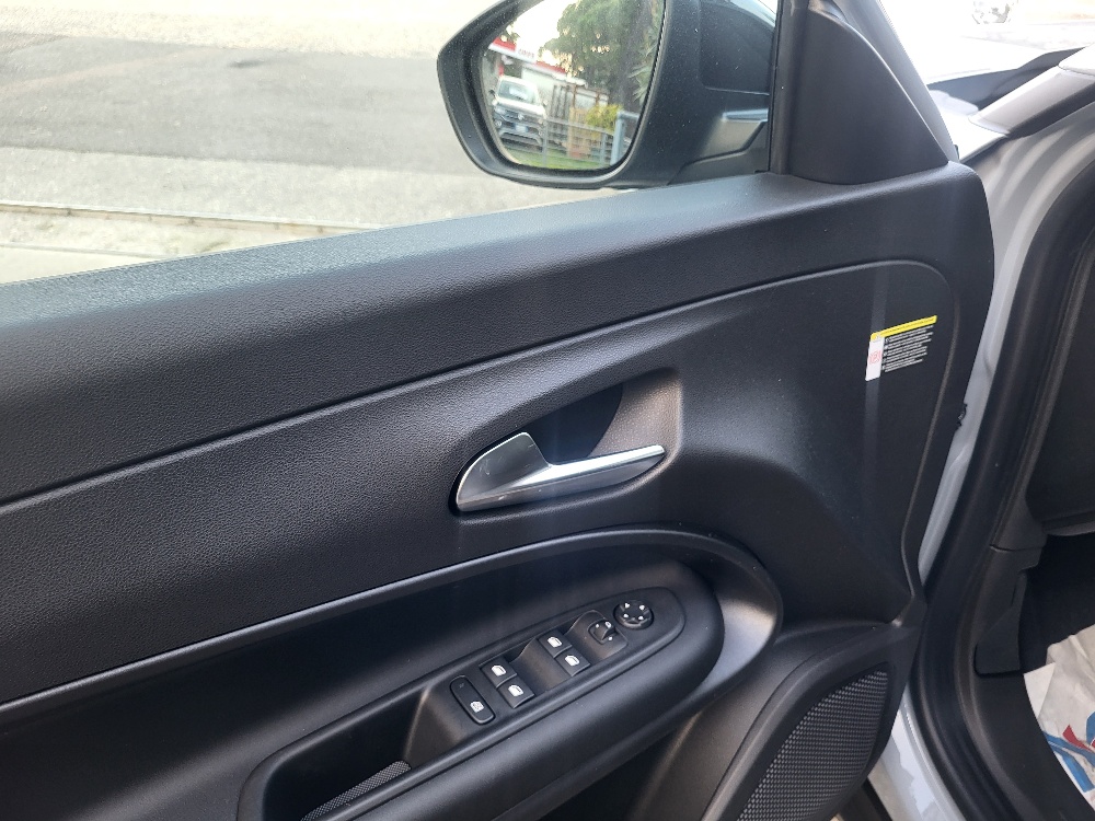 JEEP AVENGER 1.2 TURBO eHYBRID 110cv MHEV ALTITUDE + PACK CONVENIENCE – KM0 2026 –