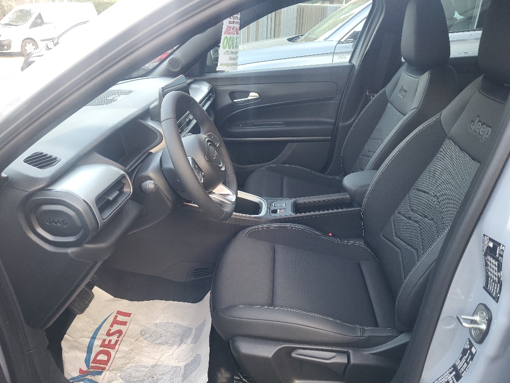 JEEP AVENGER 1.2 TURBO eHYBRID 110cv MHEV ALTITUDE + PACK CONVENIENCE – KM0 2026 –