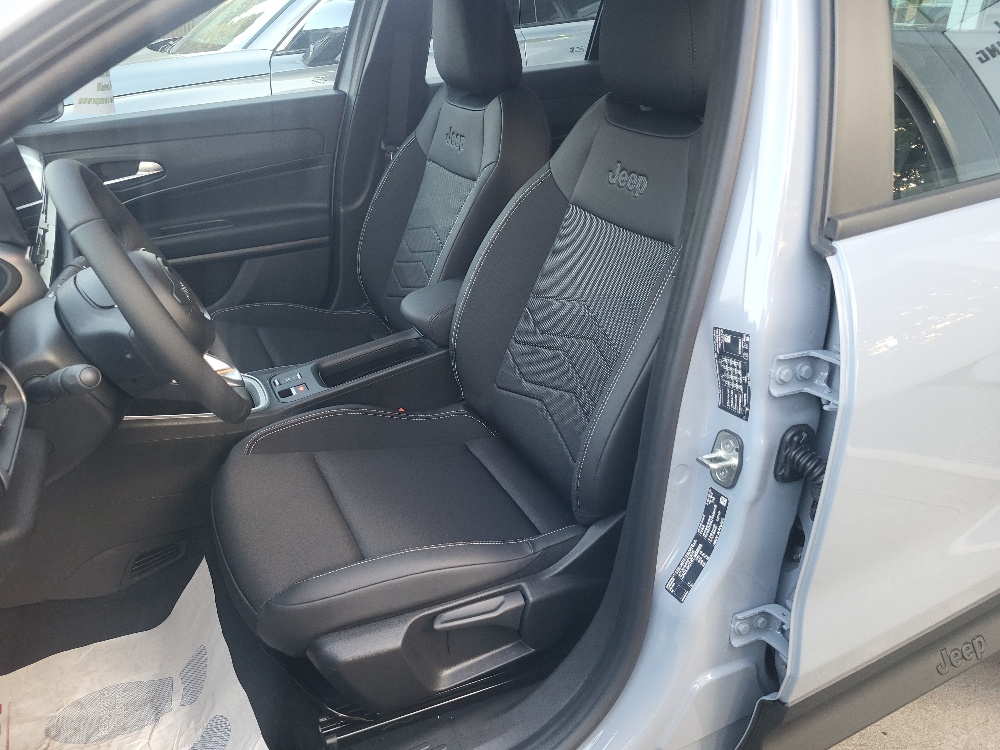 JEEP AVENGER 1.2 TURBO eHYBRID 110cv MHEV ALTITUDE + PACK CONVENIENCE – KM0 2026 –