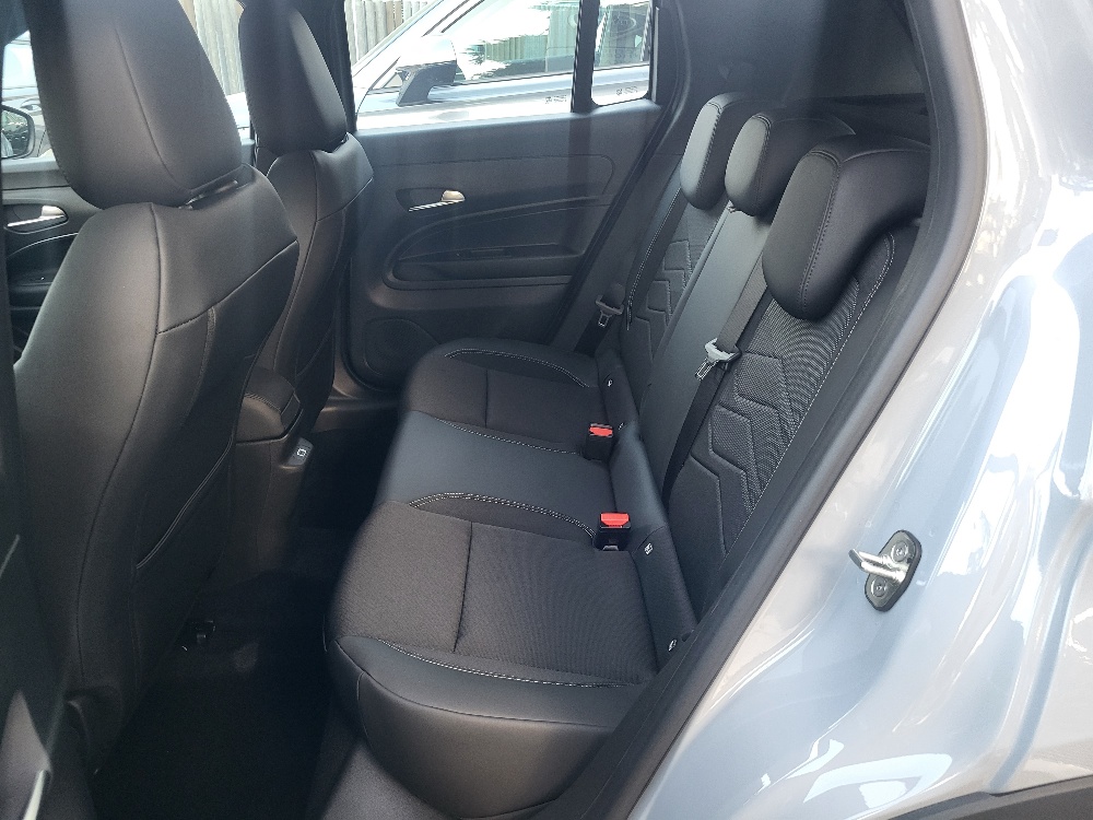 JEEP AVENGER 1.2 TURBO eHYBRID 110cv MHEV ALTITUDE + PACK CONVENIENCE – KM0 2026 –