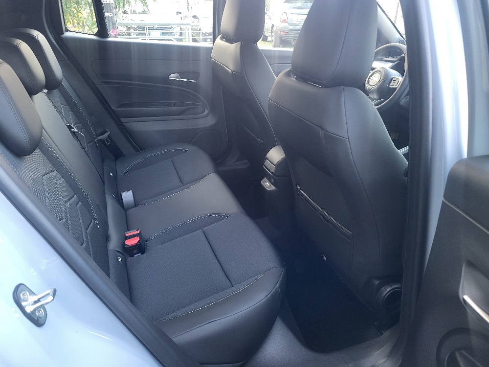 JEEP AVENGER 1.2 TURBO eHYBRID 110cv MHEV ALTITUDE + PACK CONVENIENCE – KM0 2026 –