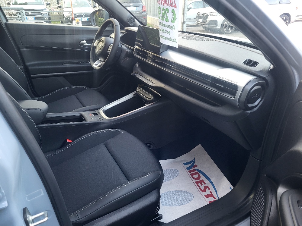 JEEP AVENGER 1.2 TURBO eHYBRID 110cv MHEV ALTITUDE + PACK CONVENIENCE – KM0 2026 –