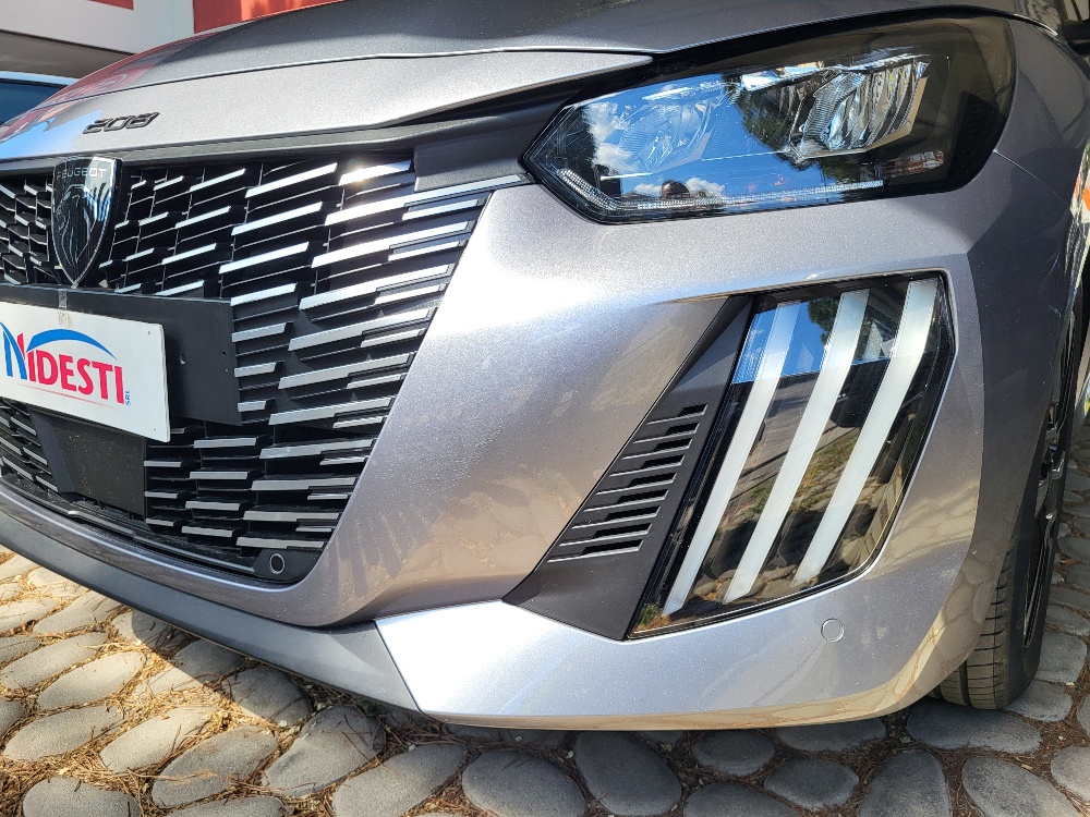 PEUGEOT 208 1.2 BENZINA 100cv ALLURE – OK NEOPATENTATI