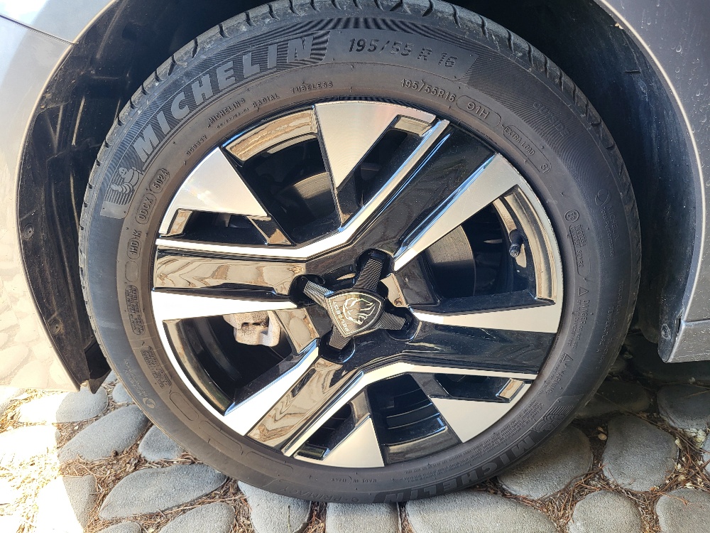 PEUGEOT 208 1.2 BENZINA 100cv ALLURE – OK NEOPATENTATI